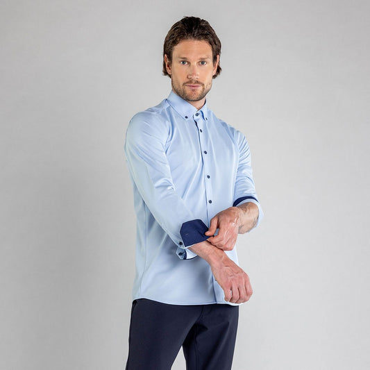 Chemise performance boutonnée bleu clair/marine